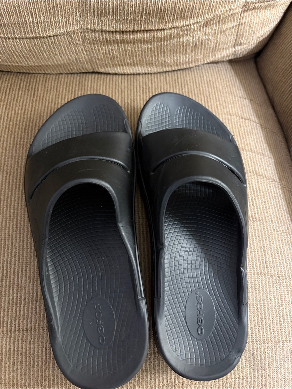 OOFOS Men's 11 or Women’s 13 Black Slip-On Recovery Slides